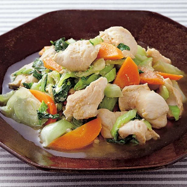 【低カロリーレシピ】とりむね肉と野菜を切ってチンするだけ！「とりのみそバターレンジ蒸し」