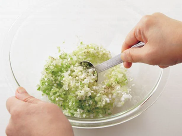 ねぎは生だが、調味料とあえるので水にさらさなくてOK。最初に混ぜておき、味をなじませて