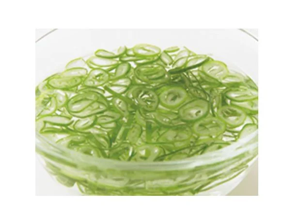 ねぎは辛みが強い野菜。白い部分も青い部分も、薬味など生で食べる場合は水にさらして辛みを程よく抜いておくと食べやすい