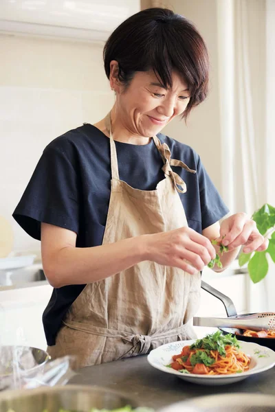 【画像を見る】みょうがにハマった♪ 切り方次第で、香味にも具にも大活躍！