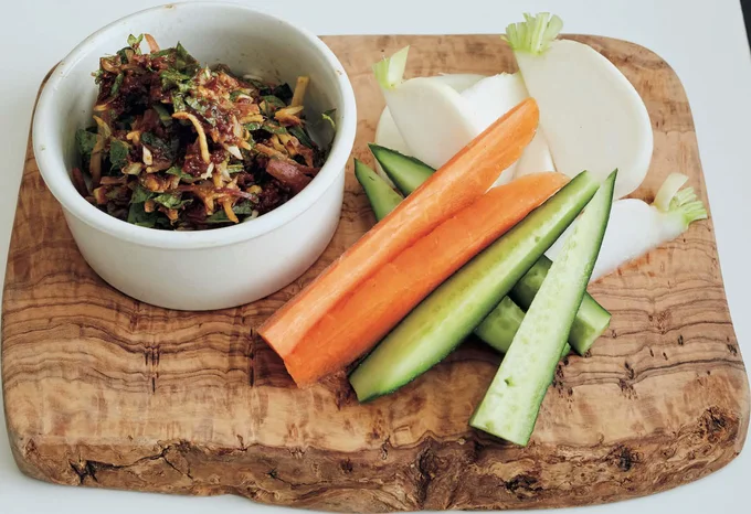 みずみずしい野菜にたっぷりつけて「生野菜の香味みそディップ添え」