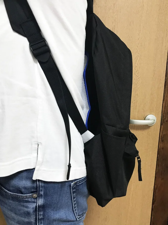 横からパッと見ただけじゃ、ポーチを付けていることは分からない(はず)