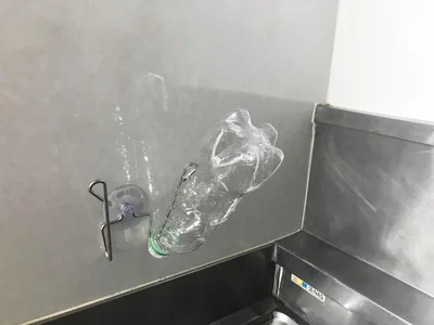 ペットボトルをかけたり…