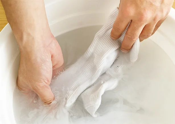 泥汚れや汗が染みついた靴下などはもみ洗いをし、30～60分つけ置き。