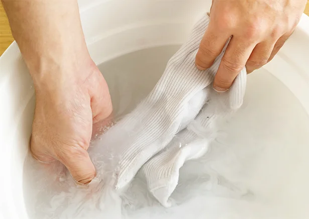 泥汚れや汗が染みついた靴下などはもみ洗いをし、30~60分つけ置き。