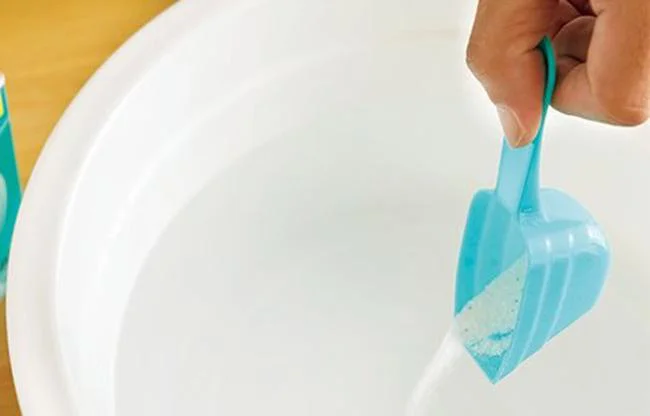 お湯に洗浄力の高い粉洗剤を適量溶かします。