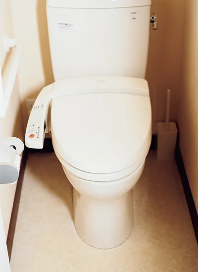 ラクしてトイレの衛生を保ちたいなら、スリッパもトイレマットも置かないのがベター。
