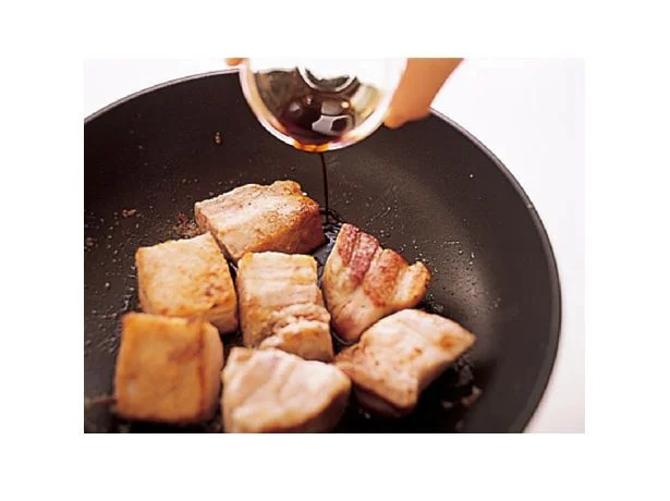 砂糖を豚肉になじませて、茶色っぽい色になるまで加熱し、肉にからませることで、風味が増す。砂糖が肉にからまったら、しょうゆを加え、ここで味をつけて煮込む