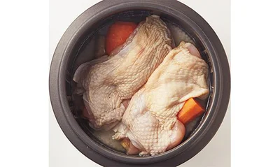 【画像を見る】米、野菜、肉を入れて炊く