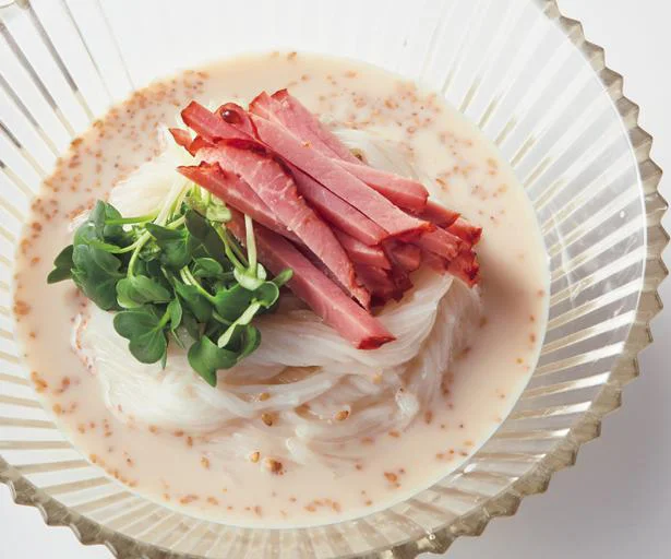 チャーシューと貝割れ菜のぶっかけ豆乳麺