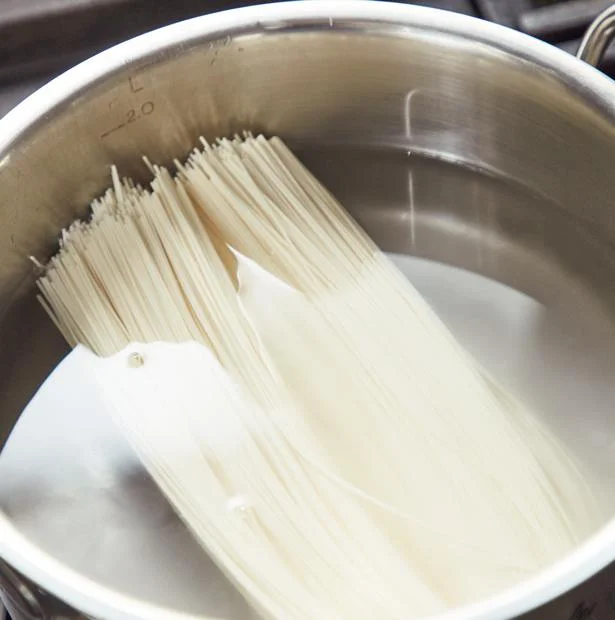 【画像を見る】少ない水に麺を入れる