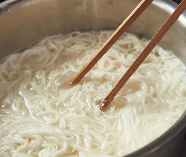 麺をほぐしながら