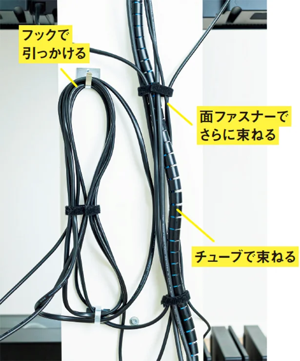 テレビ台の裏やスタンドに合わせて留めれば、正面からはコードが見えません。