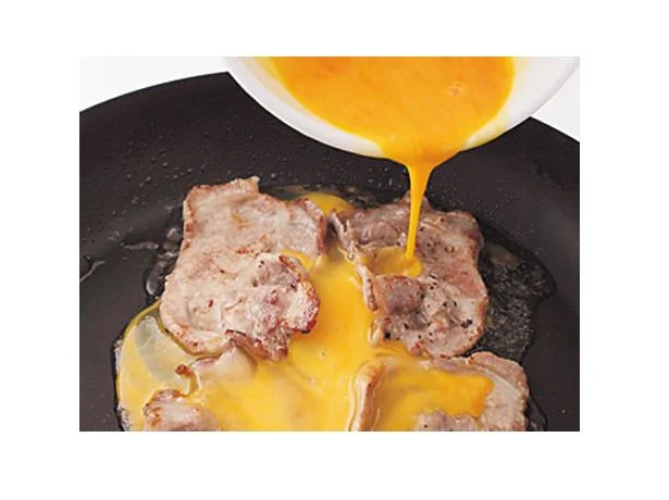両面焼いた肉を、溶き卵を全体に回しかけてつなぎ合わせる