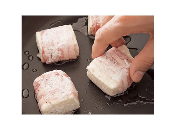 肉は縮むので、豆腐が潰れないようにふんわり巻き、巻き終わりの面から焼いて