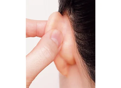 耳の裏側を支える親指も指の腹を使って。爪を立てないように注意。
