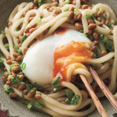 シンプルなのに大満足！「卵とろ〜り納豆うどん」