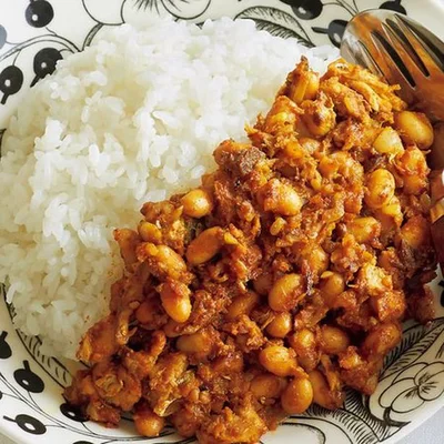 【画像を見る】エスニック＋和風食材！「さば缶ドライカレー」