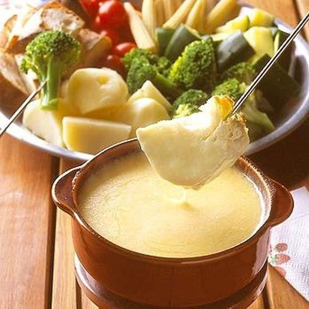 【画像を見る】とろとろチーズをたっぷりつけて!「チーズフォンデュ」