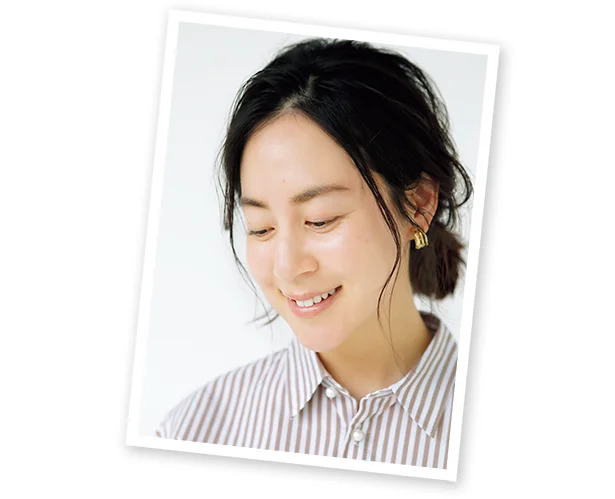 うつむいた表情も美人に見える!