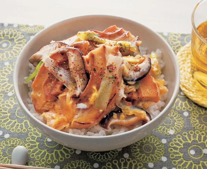 【画像を見る】煮汁を吸った麩は絶品！「油麩丼」