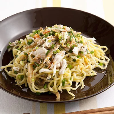 蒸し鶏はレンチンでOK。焼きそば麺の夏アレンジ