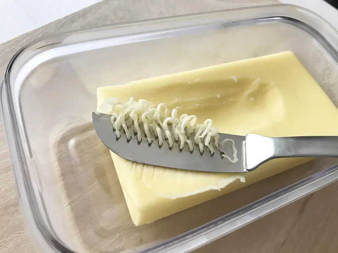 バターの表面をスーッとなぞって削るだけ