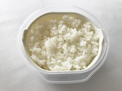 内側容器を外側容器にセットして、炊きたてご飯をイン