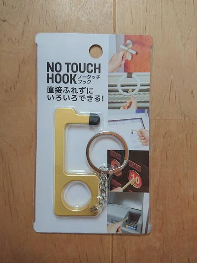 外出先のここ触りたくない…【ダイソー】「ノータッチフック」が頼りになる