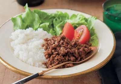 スパイシーなそぼろがご飯に合う！「ソースそぼろでタコライス風」