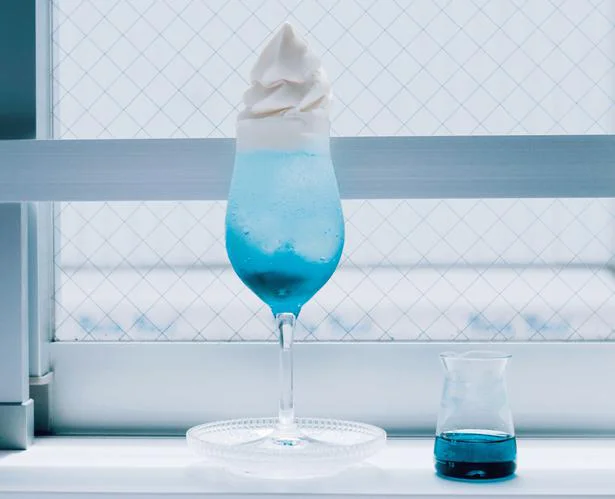 吸い込まれそうな「空色のクリームソーダ」　世界一美しい透明スイーツレシピ(2)