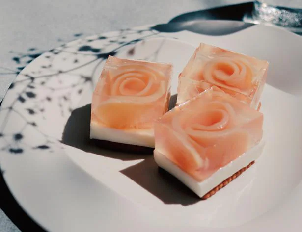 甘味と酸味の 四角い桃の薔薇レアチーズケーキ 世界一美しい透明スイーツレシピ 3 レタスクラブ