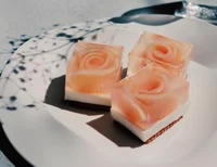 甘味と酸味の「四角い桃の薔薇レアチーズケーキ」　世界一美しい透明スイーツレシピ(3)