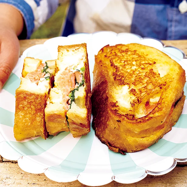 【画像を見る】サーモン＆クリームチーズが美味！「フレンチトーストサンド」
