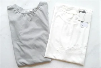 向かって左側が「しまむら」で買ったTシャツ、右がネットで買った白Tです