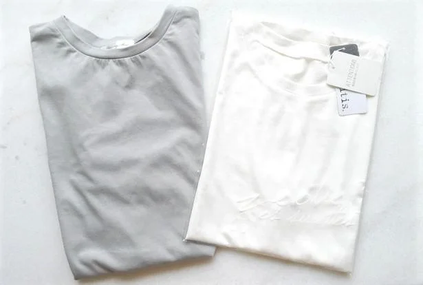 向かって左側が「しまむら」で買ったTシャツ、右がネットで買った白Tです