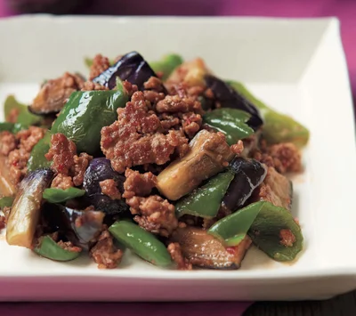 かたまりのひき肉で食べごたえ満点「豚ひき肉となすのピリ辛みそ炒め」