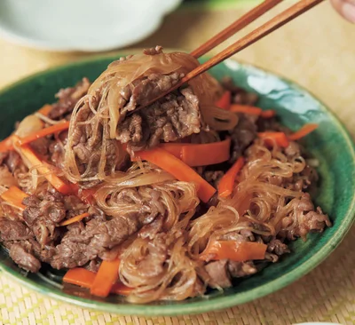 【画像を見る】肉と野菜のうまみたっぷり「牛肉とにんじんのチャプチェ風炒め」