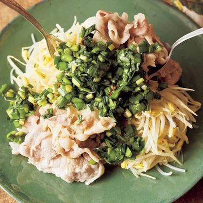 【画像を見る】香味だれが淡白な豚肉とマッチ！「豚しゃぶと豆もやしの香味だれがけ」