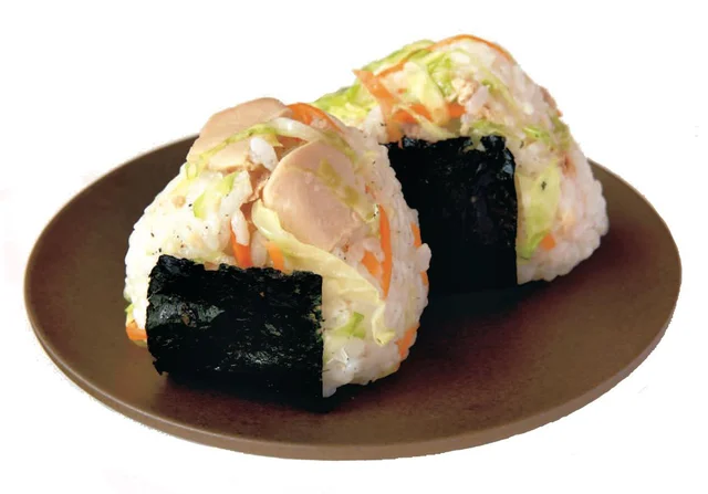 ごろごろ具材で手抜き感なし！ 栄養価もアップの具沢山むすび【私が疲れない夏の昼ごはん(5)】