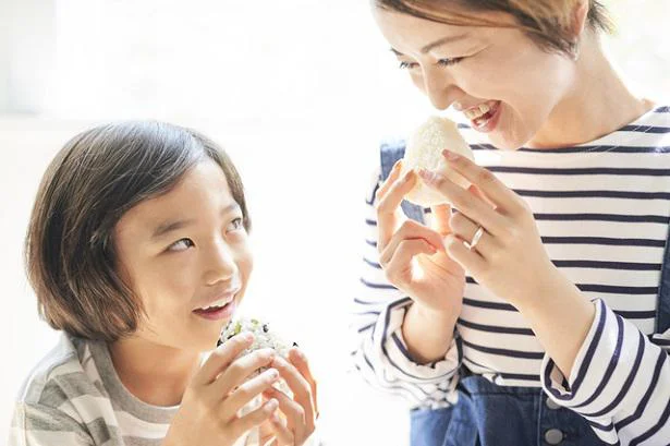 シンプルなおにぎりなら、子どもと一緒に作れる