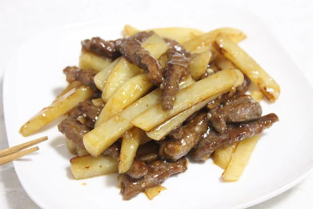 食材2つで栄養たっぷり！ 「細切りじゃが芋と細切り牛肉のオイスターソース炒め」
