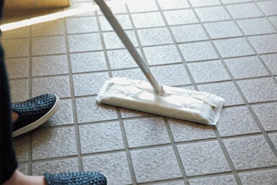 床掃除で使ったフロアワイパーで最後に仕上げれば、ラクに拭き掃除が完了！