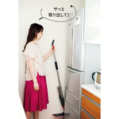 汚れやすい床もすぐ拭き掃除ができるように、冷蔵庫脇にスプレーボトルつきのワイパーを置いておくと◎