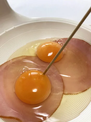 卵の破裂を防ぐために、黄身に穴をいくつかあけるのがポイント