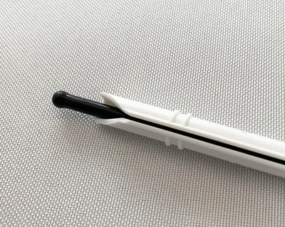よく見ると、黒くて細長いスティックが白い筒の中に入っている