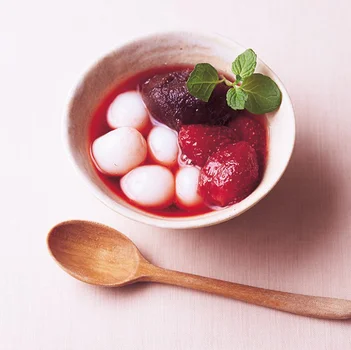 春のおいしいスイーツ作り。手作りいちごのコンフィで楽しむ「白玉いちごシロップ」