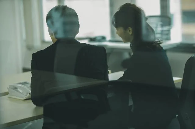 不倫を繰り返す職場の男性にドハマりしている後輩。しかも奥さんも同じ職場で…【お悩み相談】