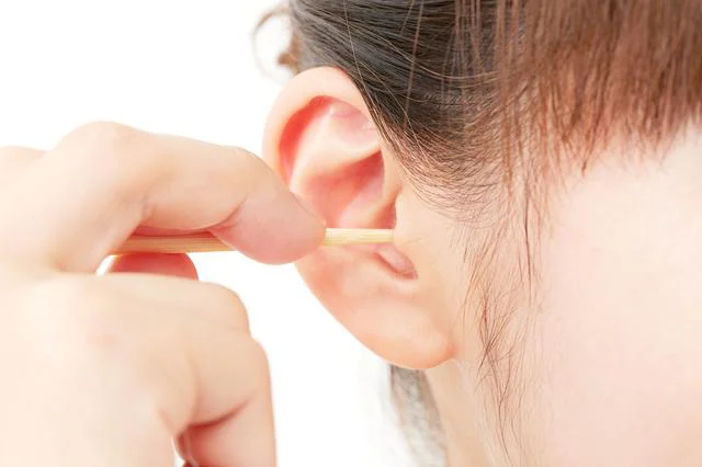 不衛生だからやめてほしい！ 耳掃除をしながらキッチンに立つ義母【お悩み相談】
