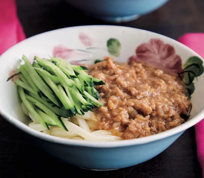 【画像を見る】コクあり肉味噌をからめて「ジャージャーうどん」